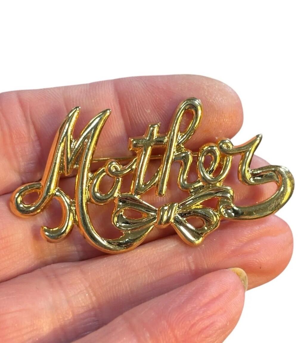 Vintage Mother Gold Tone Script Brooch Pin Bow Accent Retro Gift Jewelry